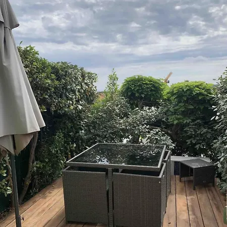 Hébergement de vacances Petite Maison Dans Avec Piscine